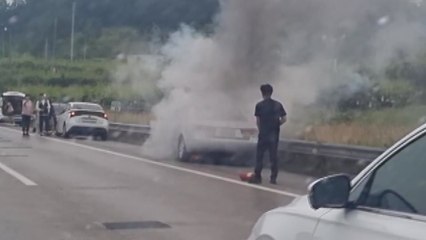 중부내륙고속도로 달리던 승용차에 불...정체 이어져 / YTN