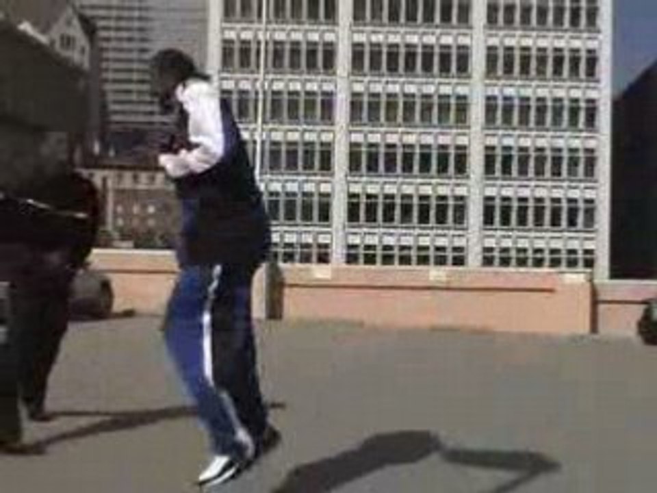 Kobe Bryant saute par dessus une Aston Martin