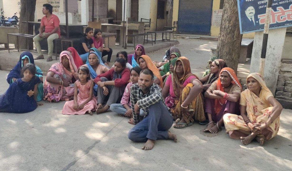 Video : लाइन में करंट आने से हेल्पर विद्युत कार्मिक की मौत, आक्रोशित ग्रामीणों ने किया प्रदर्शन