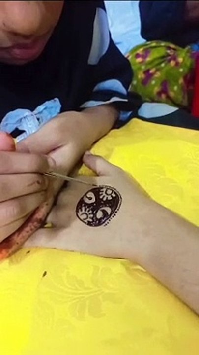 Simple and unique mehandi design