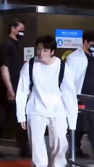 Jungkook realize he is not wearing the facemask 