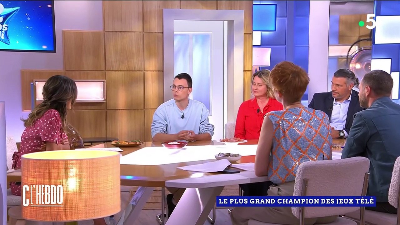 "Les 12 coups de midi" : Émilien ému après avoir reçu un message très touchant de sa grand-mère dans "C l'hebdo" sur France 5
