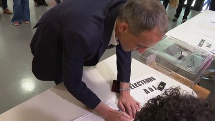 Élections européennes : Raphaël Glucksmann vote en direct à Paris