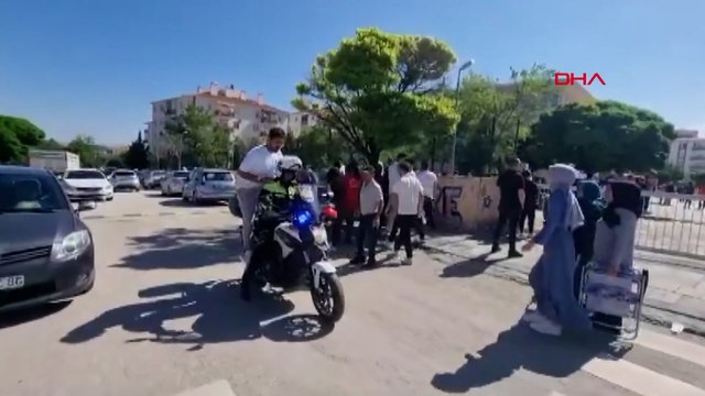 Ankara'da sınava geç kalan öğrencileri polis yetiştirdi