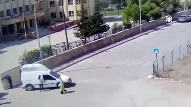 Sınav giriş belgesini unutan öğrenciyi YKS'ye polis yetiştirdi