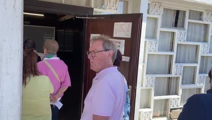 La file à Froyennes où vote entre autres Laetitia Liénard