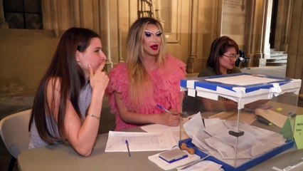 La 'Drag Queen' Pitita preside una mesa electoral en Barcelona