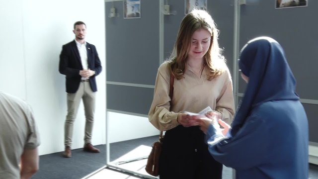 Les enfants du Roi et de la Reine ont voté pour la première fois, en faisant la file comme tout le monde mais, pour la princesse Élisabeth, il y a eu un léger couac