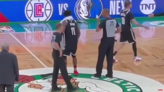 ¡Kyrie pisotea el logotipo de los Celtics y luego un fan le arroja una botella de agua! Celtics Nets Playoffs NBA 2021