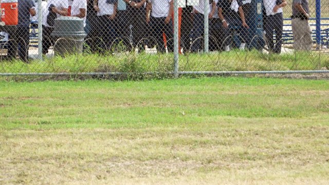 ¿Asilo o deportación? Migrantes esperan respuesta en centro de detención de Texas