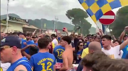Carrarese, la finale per la Serie B: arriva il pullman della squadra, attesa con cori e bandiere