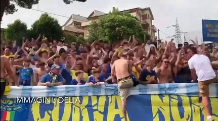 Carrarese, la curva carica la squadra allo stadio: tutto pronto, c'? la finale per la B