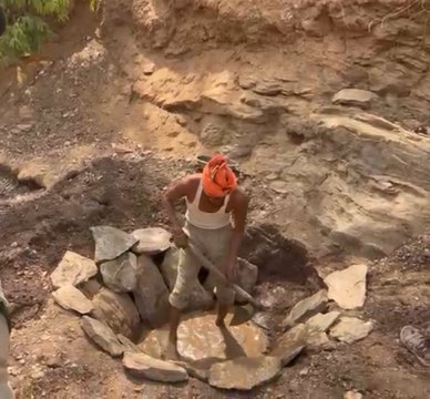 जंगलों के सूखे नालों की झिरिया खोदकर निकाला जा रहा पानी