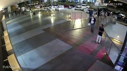 Momento en que jóvenes caen de balcón de discoteca