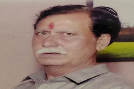 दामाद ने की ससुर की आंगन में की हत्या, धारदार हथियार से किए कई वार... देखें वीडियो