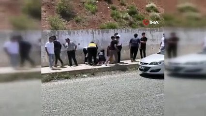 YKS dönüşü feci kaza: Evlerine giderken kapısı açık araçtan düştüler!