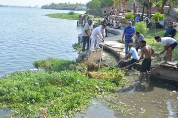 भीतरिया कुंड में जुटे श्रमदानी, जलकुंभी साफ
