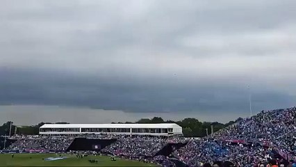 ‏عمران خان کو رہا کرو کا بینر سٹیڈیم کے اوپر لہرا رہا ہے