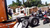 En una patana y a ritmo de bachata, trasladan restos de Richard Estrella Arias al cementerio