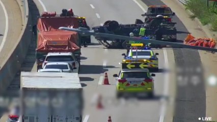 고속도로 화물차 사고로 양파 쏟아져...인근 도로 정체 / YTN