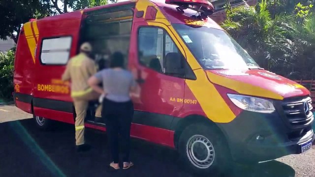 Idosa fica ferida após sofrer queda em escada de residência no Parque Verde