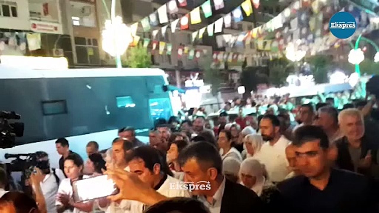 Diyarbakır’da kayyuma karşı engellenen yürüyüş başladı
