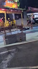 Mulher quebra moto do marido em bar