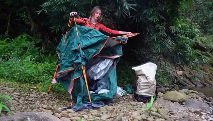 SOLO CAMPING GIRL SWIM TO CATCH SHRIMP FOR COOKING IN THE WILD