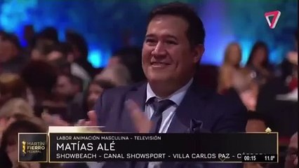 Matias Alé le pide matrimonio a su novia en una premiación