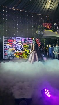 Quinceañera decide bailar el vals con la foto de su mamá fallecida en su homenaje 