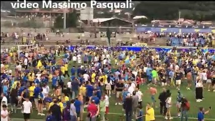 Carrarese in Serie B, la citt? impazzisce di gioia: invasione di campo, poi via ai caroselli per le strade