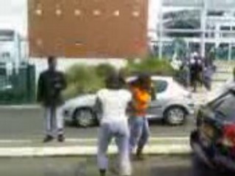 Gwada Maman Me Frappe Devant Le Lycée