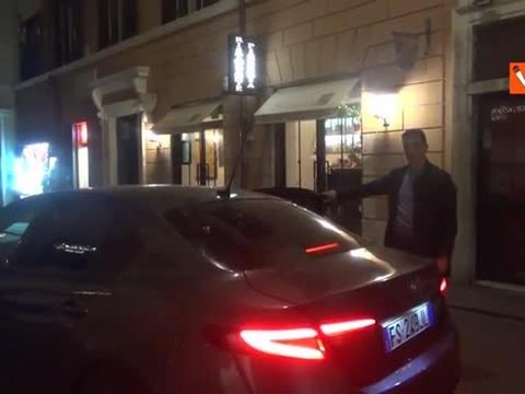 Elezioni europee, Elly Schlein arriva alla sede del Pd con la chitarra