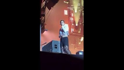 Maneskin: Damiano sul palco con pantaloni effetto shorts e gambe di pizzo nero