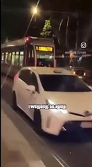 Trastevere, viaggia con due amici appeso al tram 8 e cade sull'asfalto: ecco il video