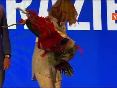Giorgia Meloni canta emozionata l'inno di Mameli al termine del suo discorso sulle europee