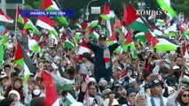 Saat Massa Aksi Bentangkan Bendera Palestina Raksasa di Patung Kuda