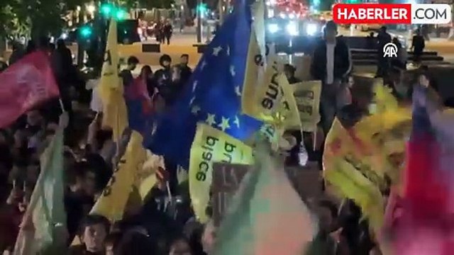 Fransa'da aşırı sağcıların seçim zaferine tepki gösteren yüzlerce kişi sokağa indi