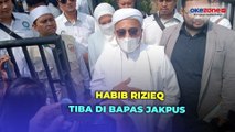 Acungkan Jempol, Habib Rizieq Tiba di Bapas Jakpus Ambil Surat Bebas Murni