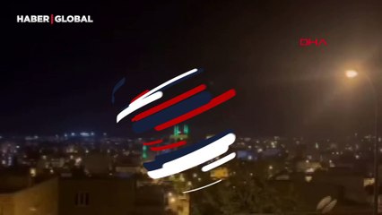 Gecenin sessizliğini bozdu! Şimşek ve yıldırımlar gökyüzünü aydınlattı