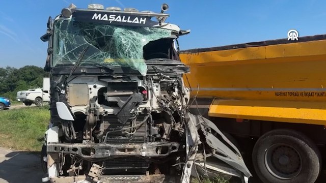 TIR ile servis minibüsünün çarpıştığı kazada 12 kişi yaralandı