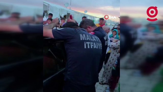 2 yaşındaki çocuk otomobilde mahsur kaldı!