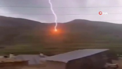 Van'da dağa yıldırım düştü: Sağanak sele neden oldu; 52 hayvan öldü