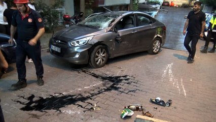 Avcılar’da park halindeki iki otomobile çarpıp ters döndü