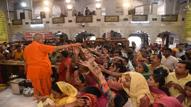 जयकारों के बीच प्रथम पूज्य गजानंद का अभिषेक, उमड़ी भक्तों की भीड़