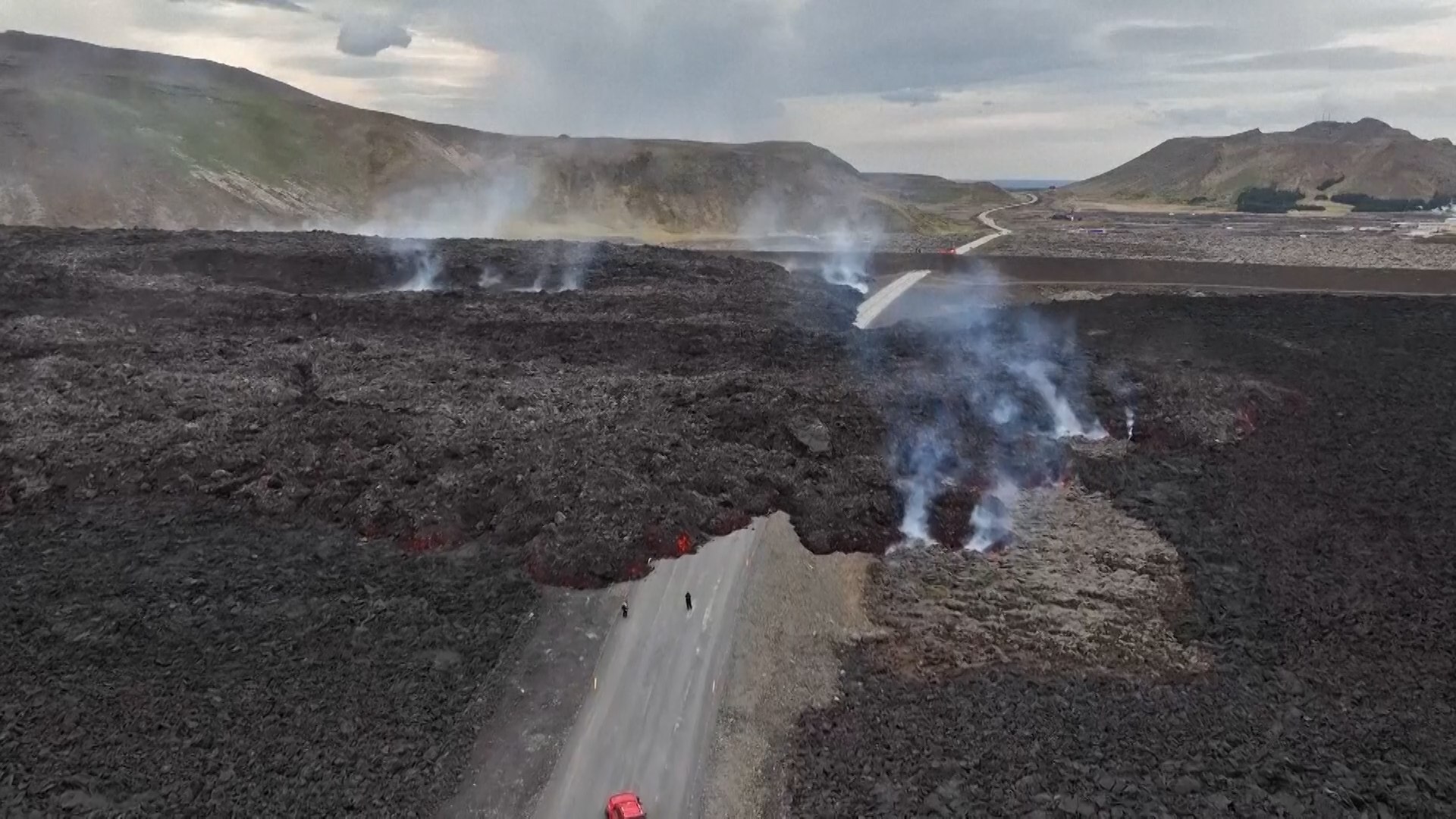 Un dron capta un impresionante flujo de lava cortando una carretera de Islandia por la erupcin de un volcn