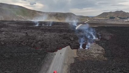 Un dron capta un impresionante flujo de lava cortando una carretera de Islandia por la erupción de un volcán