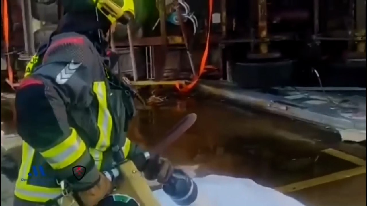 Un camión choca contra una gasolinera y provoca un incendio en Antequera (Málaga)