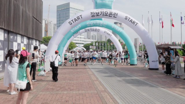 [기업] 배달의민족, 쇼핑한 물건 들고 달리는 '이색 마라톤' 대회 개최 / YTN