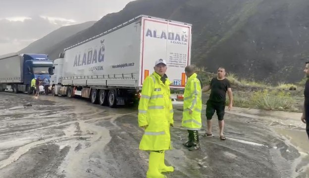 Sivas kara yolunda heyelan ve kaza: 1 ölü, 2 yaralı